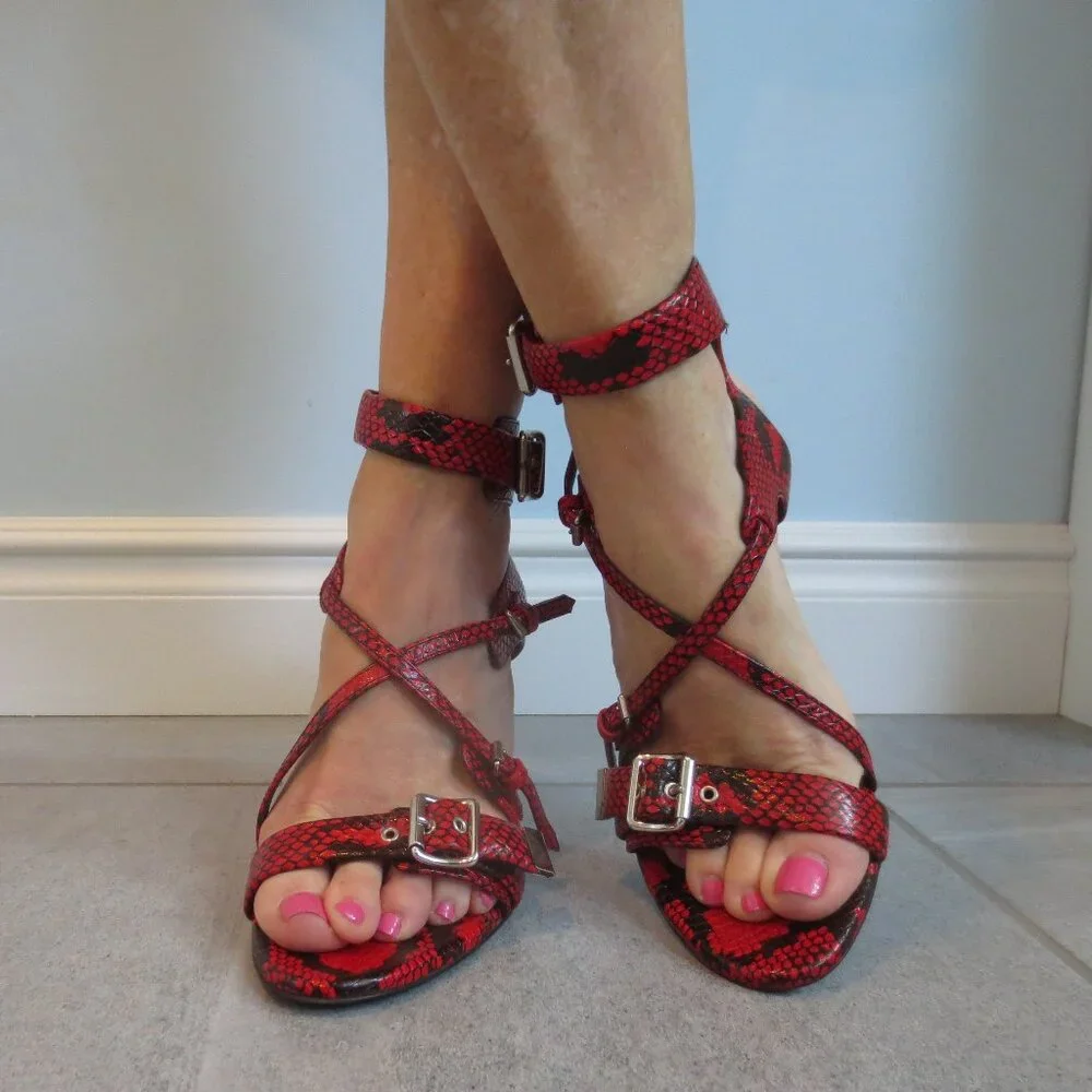 CHLOE Red and Black Leather Buckle Design High Heel Sandals - Picture 5 of 9